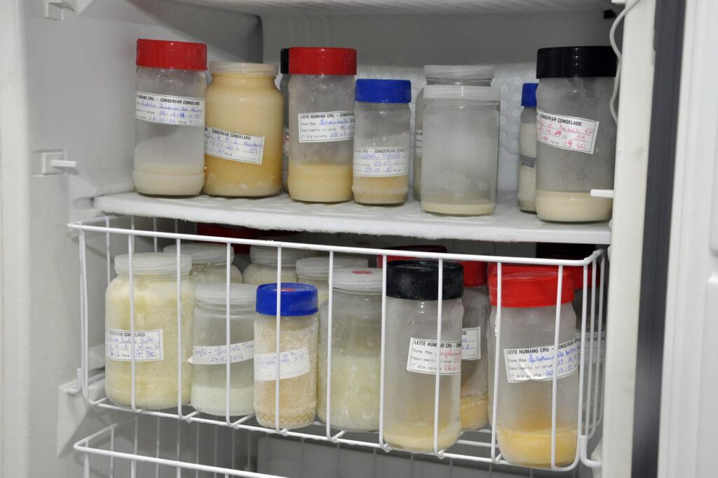 O papel dos profissionais na orientação para doação de leite humano: abordagem clínica, critérios e evidências