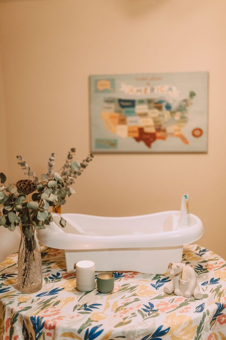 Banheira de bebê montada com decoração simples